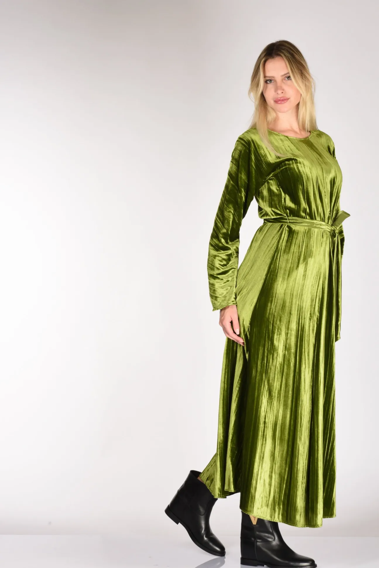 abito_velluto_verde_3.webp abito velluto verde