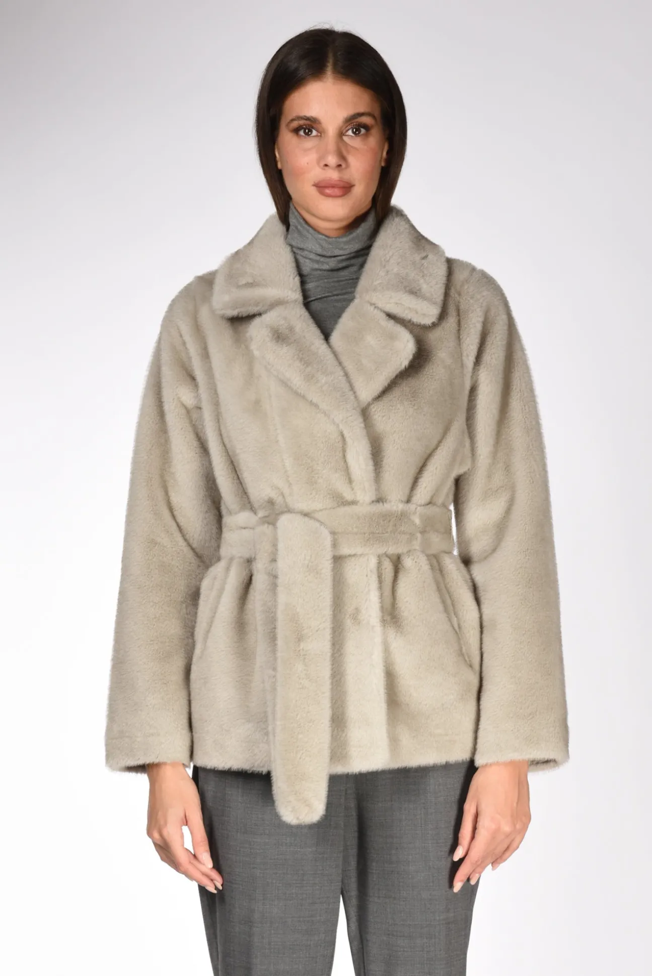 ecopelliccia_grigio_1.webp ecopelliccia grigio