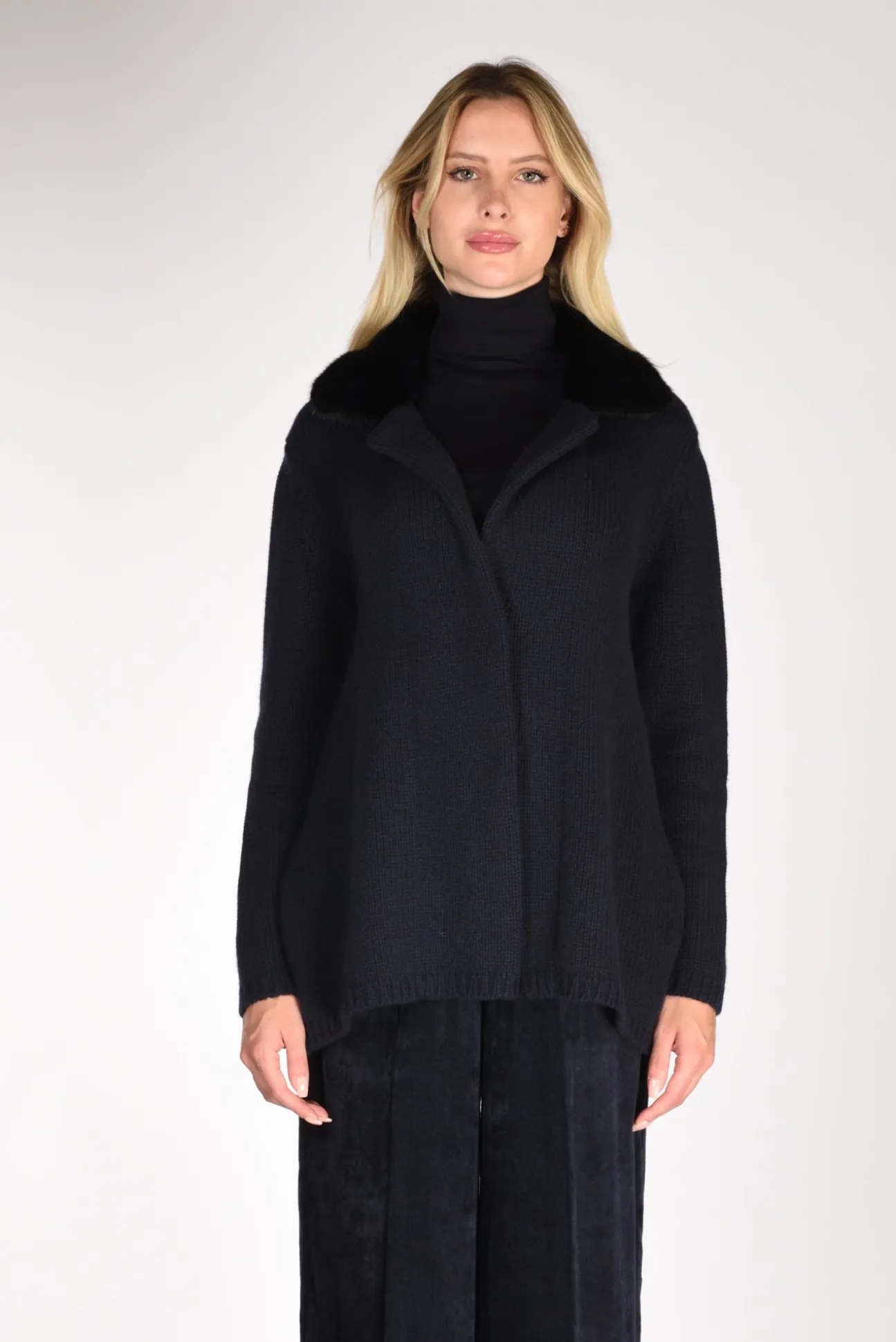 giacca_maglia_blu_1.webp giacca maglia blu