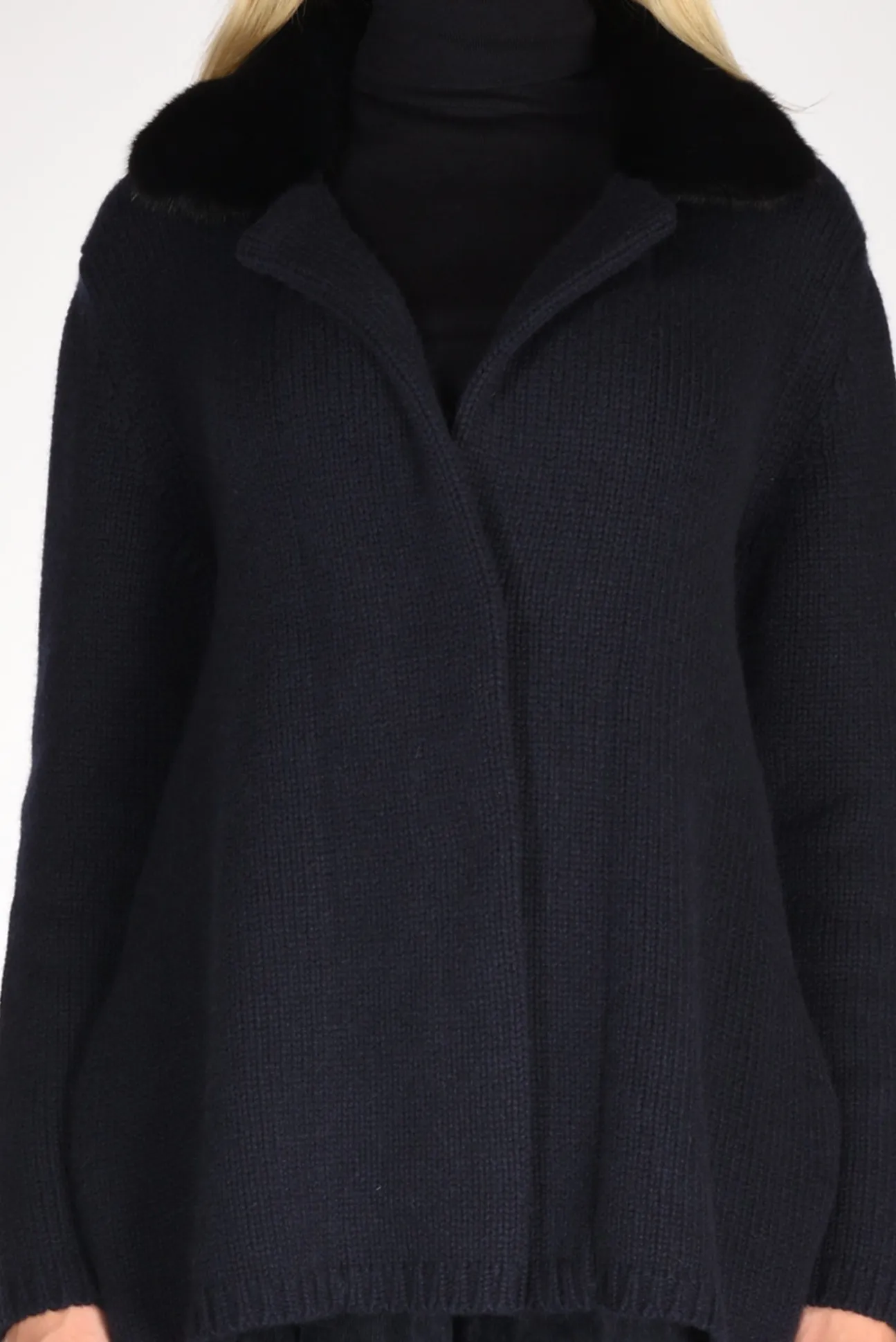 giacca_maglia_blu_2.webp giacca maglia blu