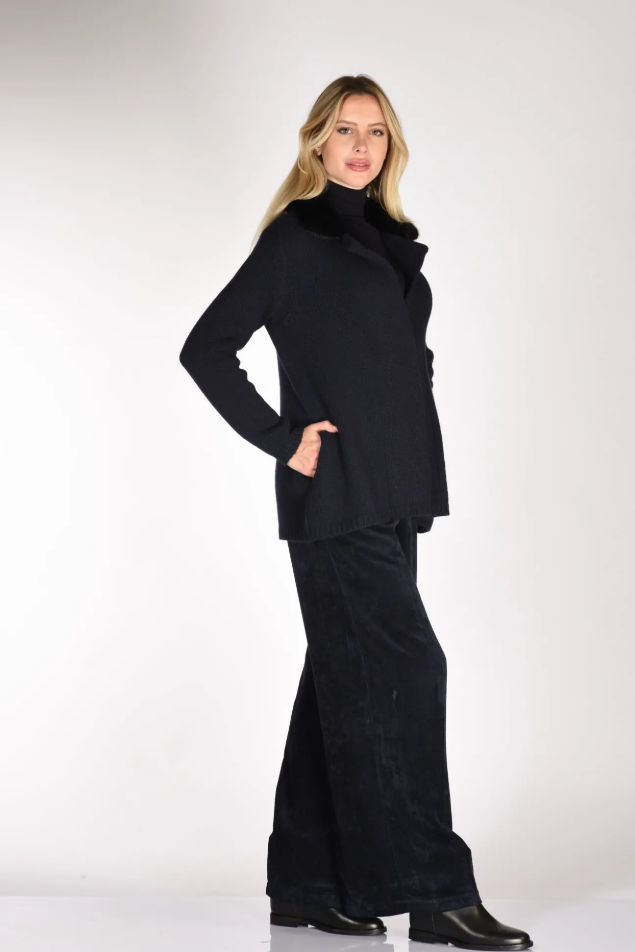 giacca_maglia_blu_3.webp giacca maglia blu