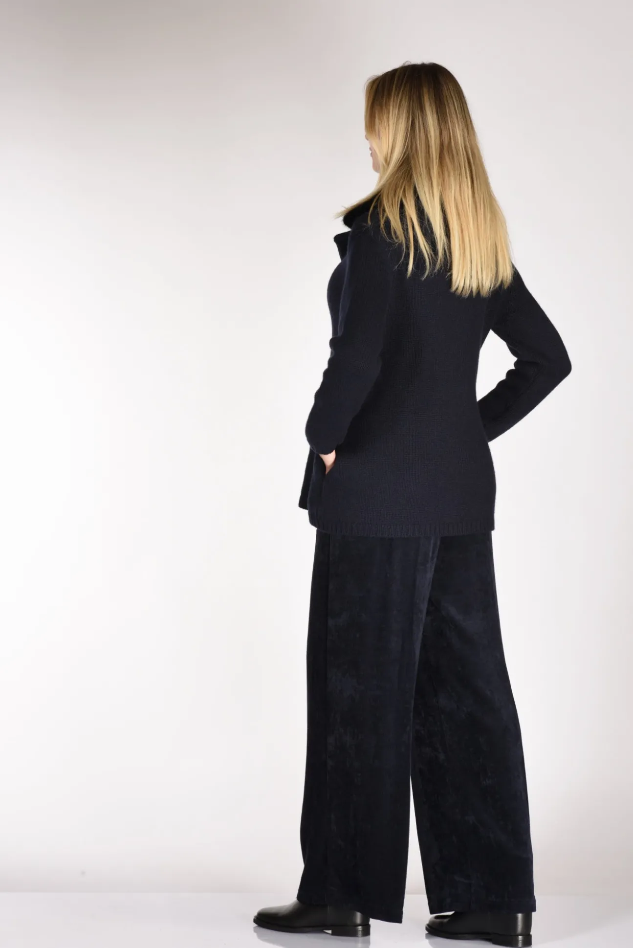giacca_maglia_blu_4.webp giacca maglia blu