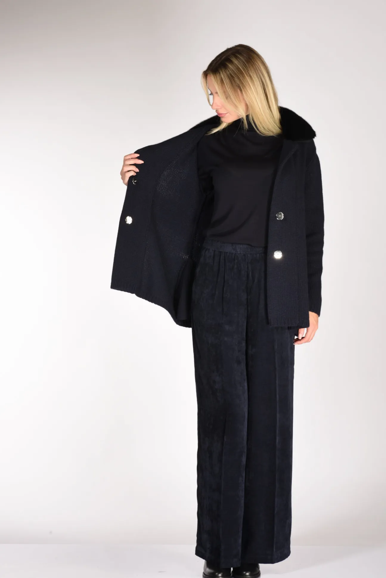 giacca_maglia_blu_5.webp giacca maglia blu