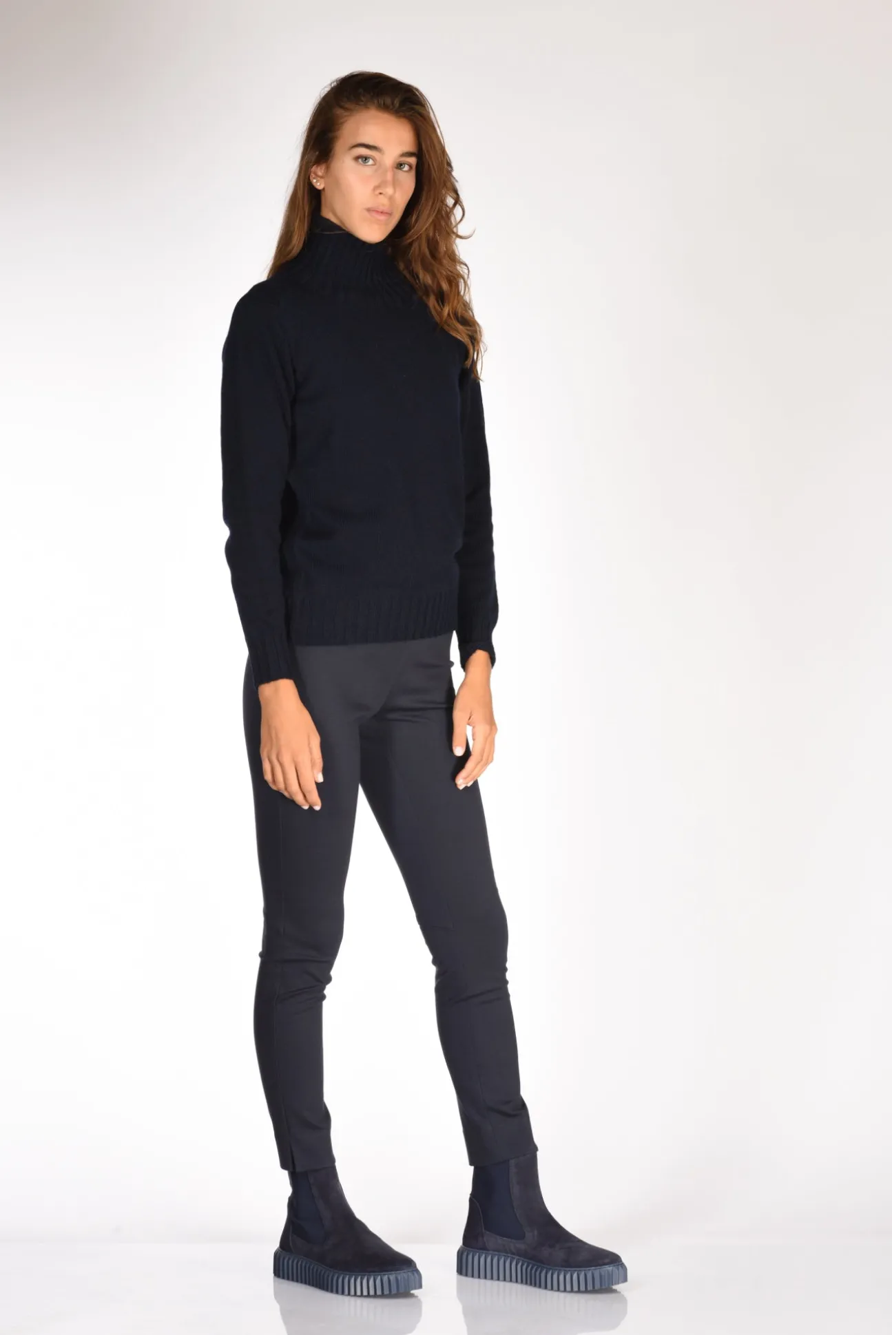 maglia_collo_alto_blu_3.webp maglia collo alto blu