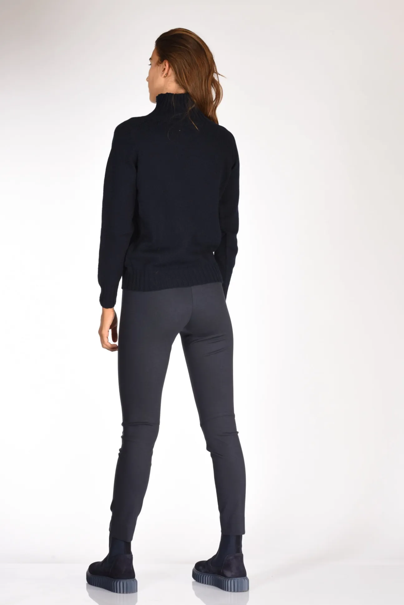 maglia_collo_alto_blu_4.webp maglia collo alto blu