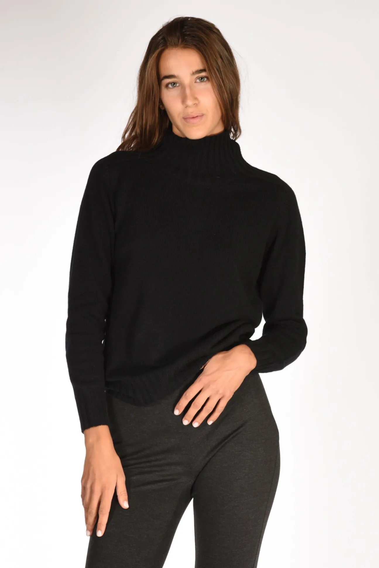 maglia_collo_alto_nero_0.webp maglia collo alto nero