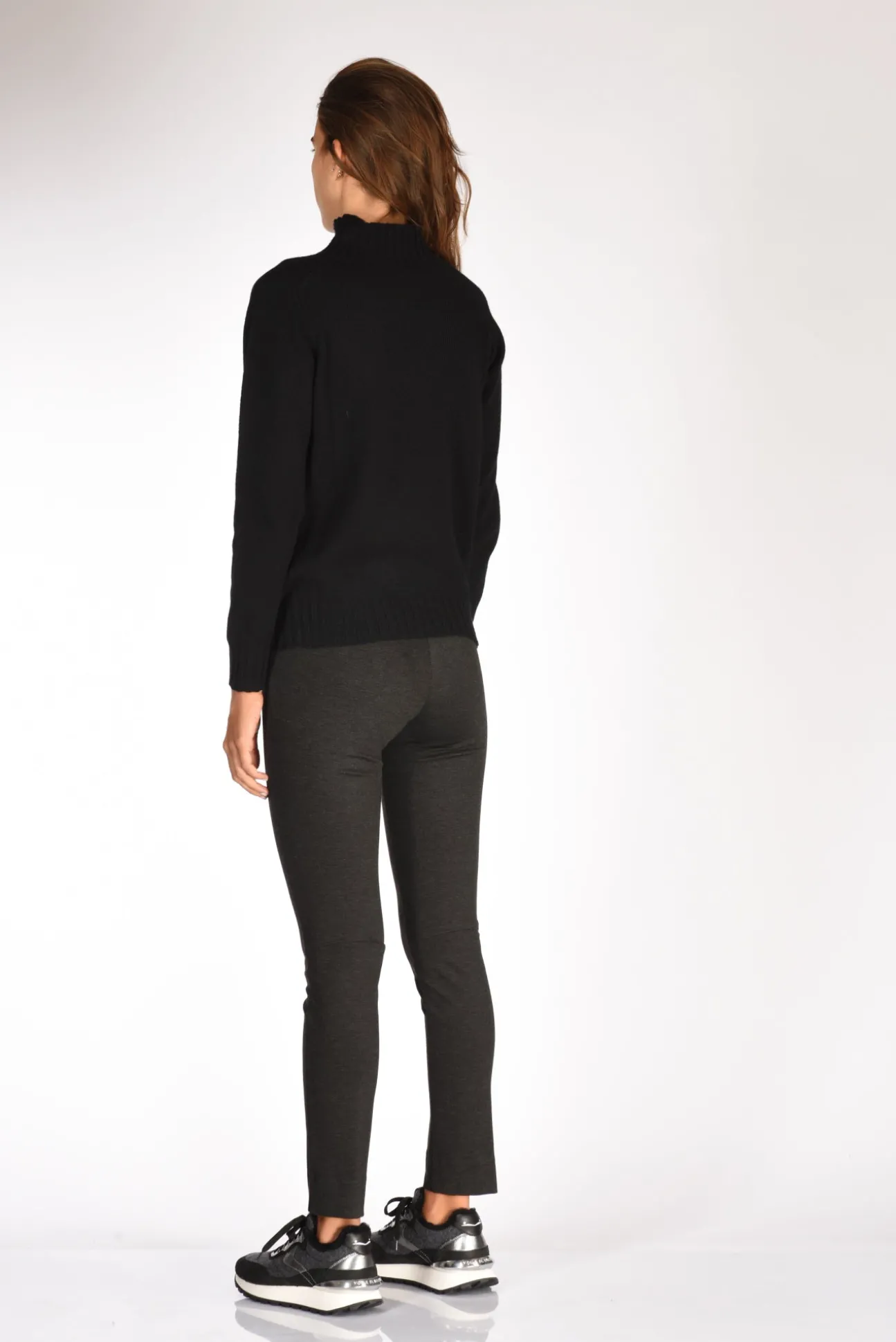 maglia_collo_alto_nero_4.webp maglia collo alto nero