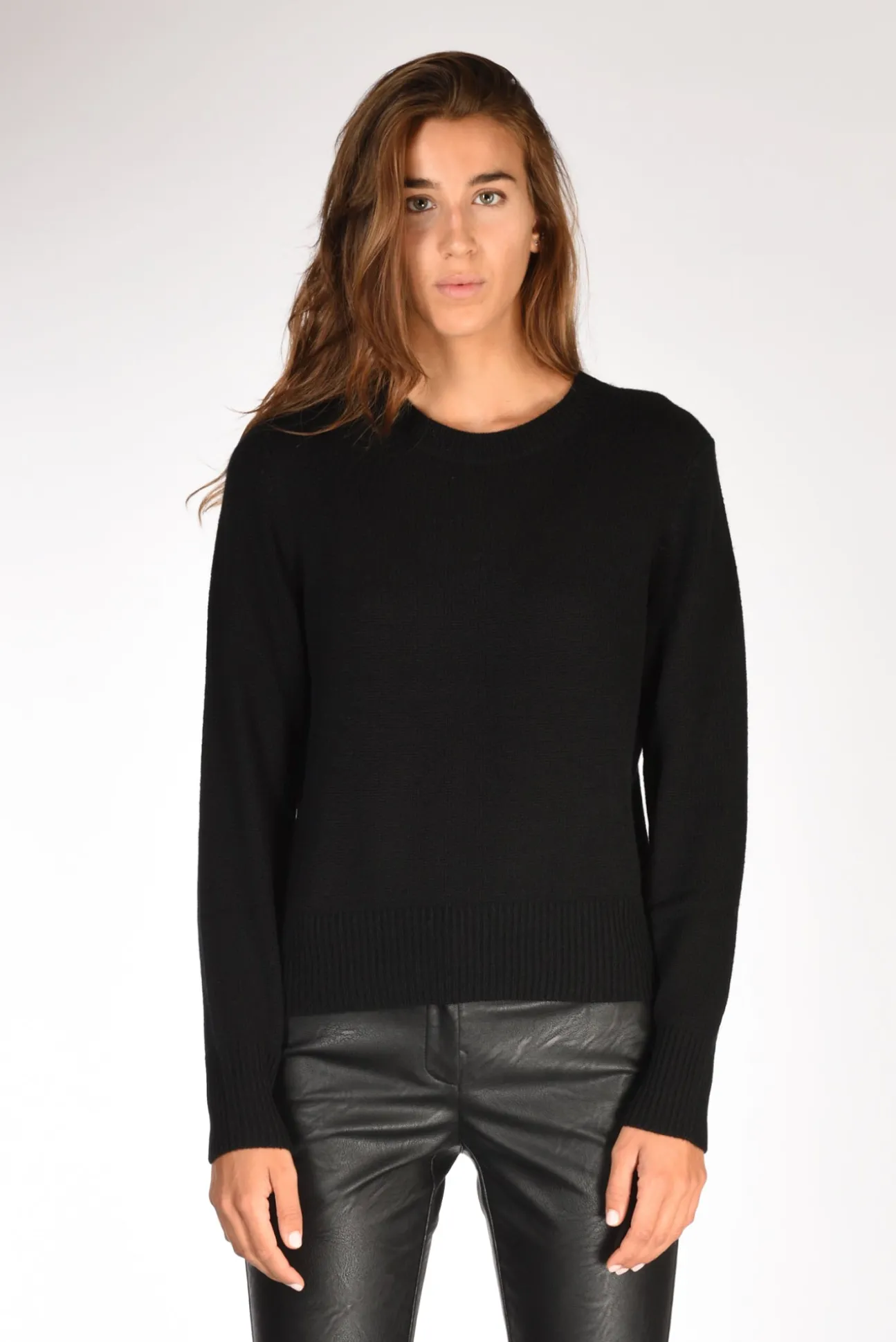 maglia_girocollo_nero_1-1.webp maglia girocollo nero