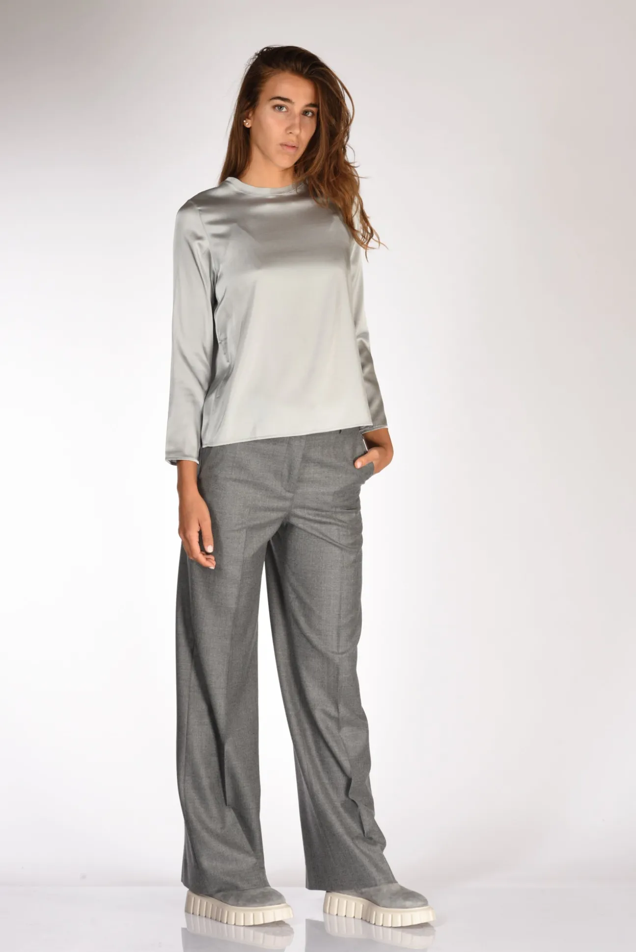 maglia_seta_grigio_3.webp maglia seta grigio
