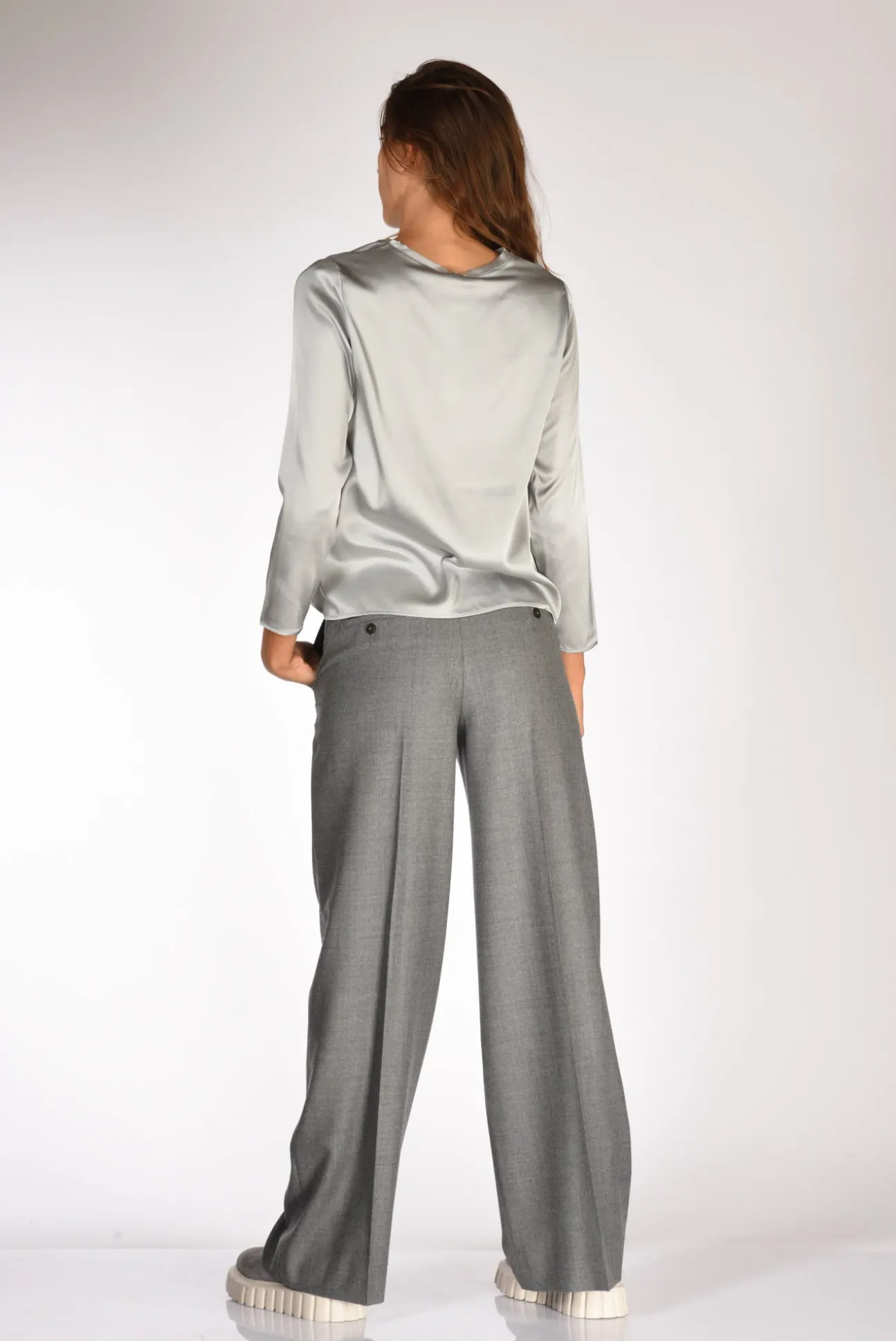 maglia_seta_grigio_4.webp maglia seta grigio
