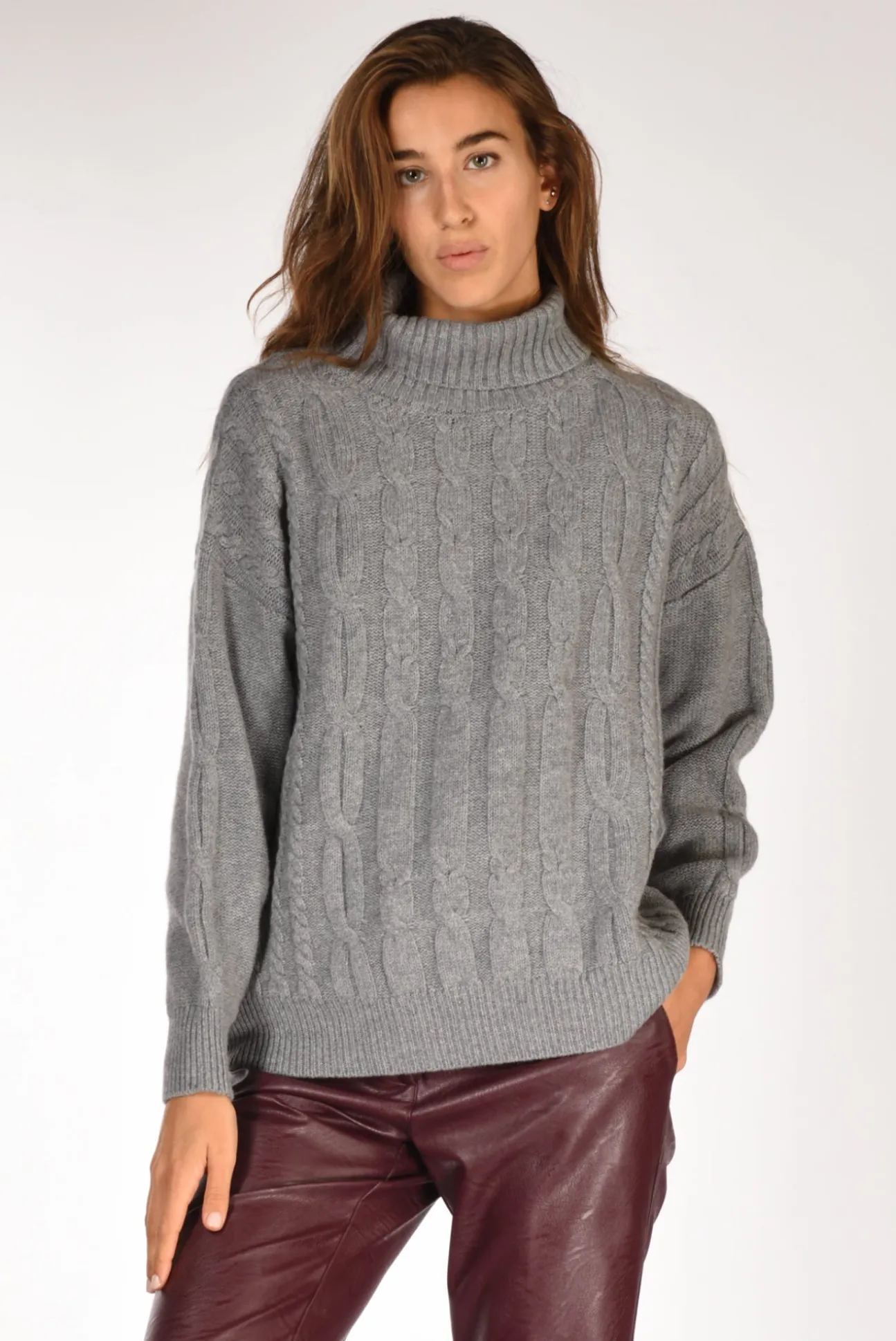 maglia_treccia_grigio_0.webp maglia treccia grigio