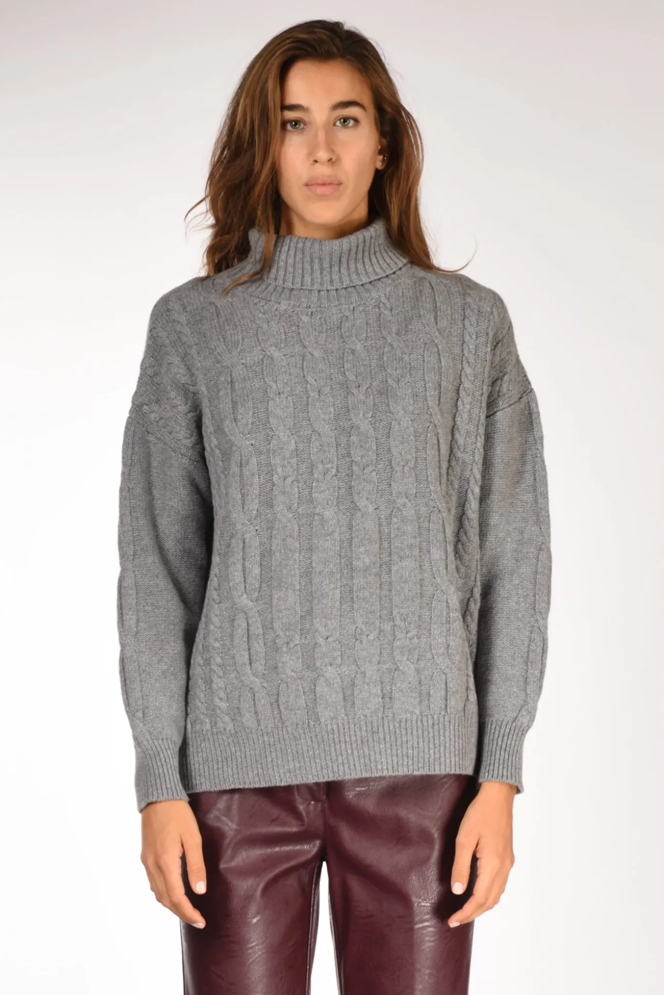 maglia_treccia_grigio_1.webp maglia treccia grigio
