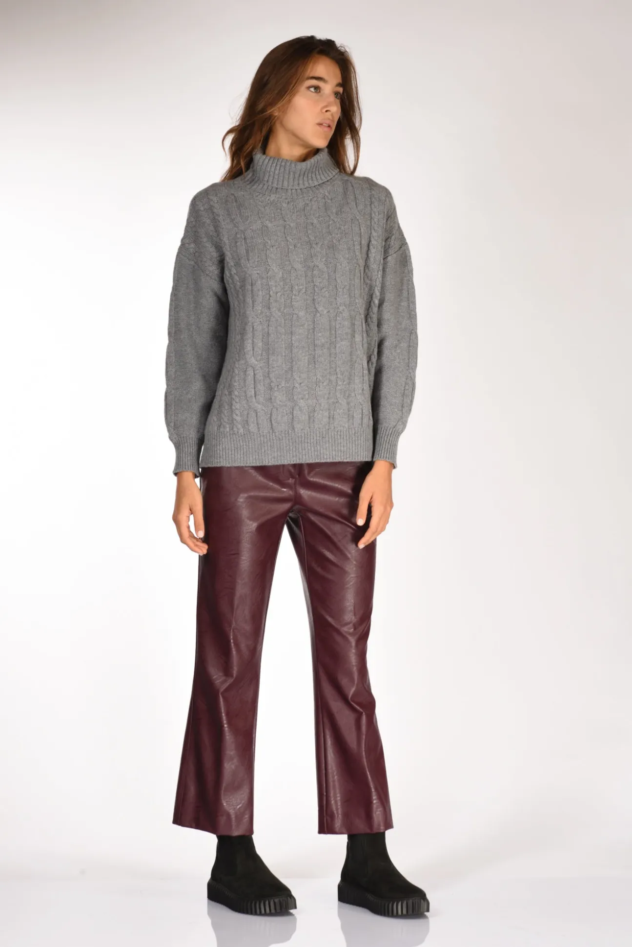 maglia_treccia_grigio_3.webp maglia treccia grigio
