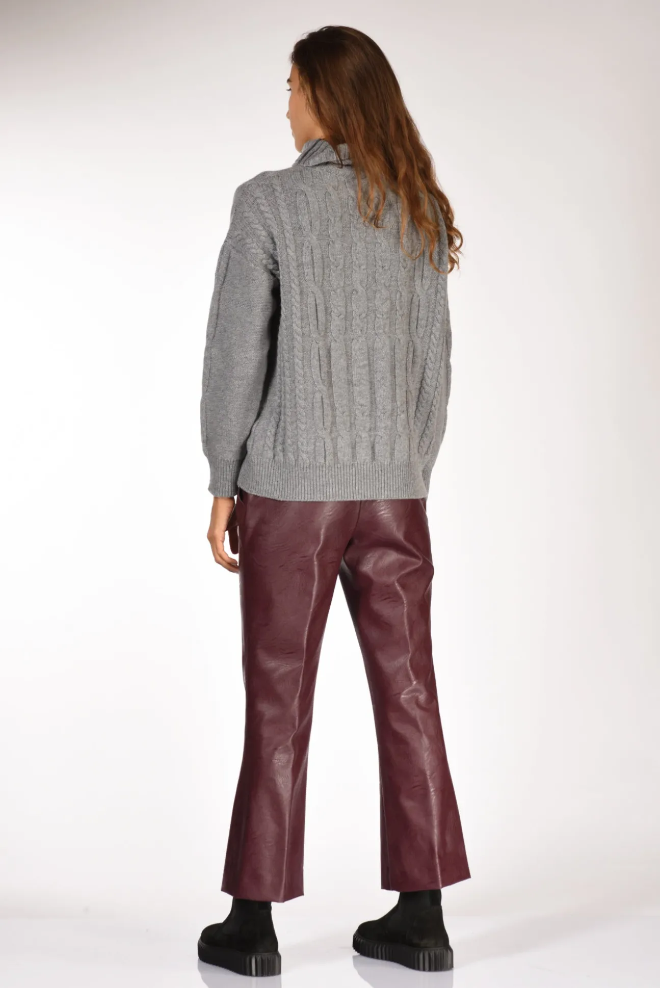 maglia_treccia_grigio_4.webp maglia treccia grigio