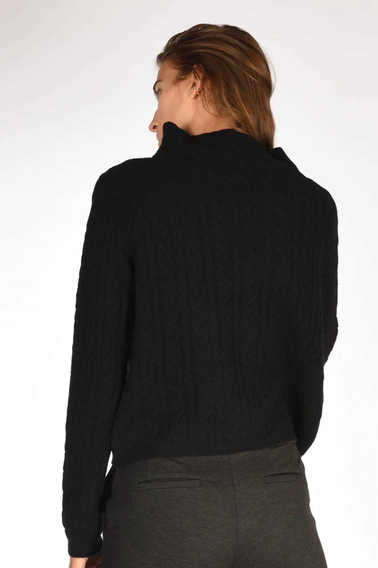 maglia_treccia_nero_4.webp maglia treccia nero