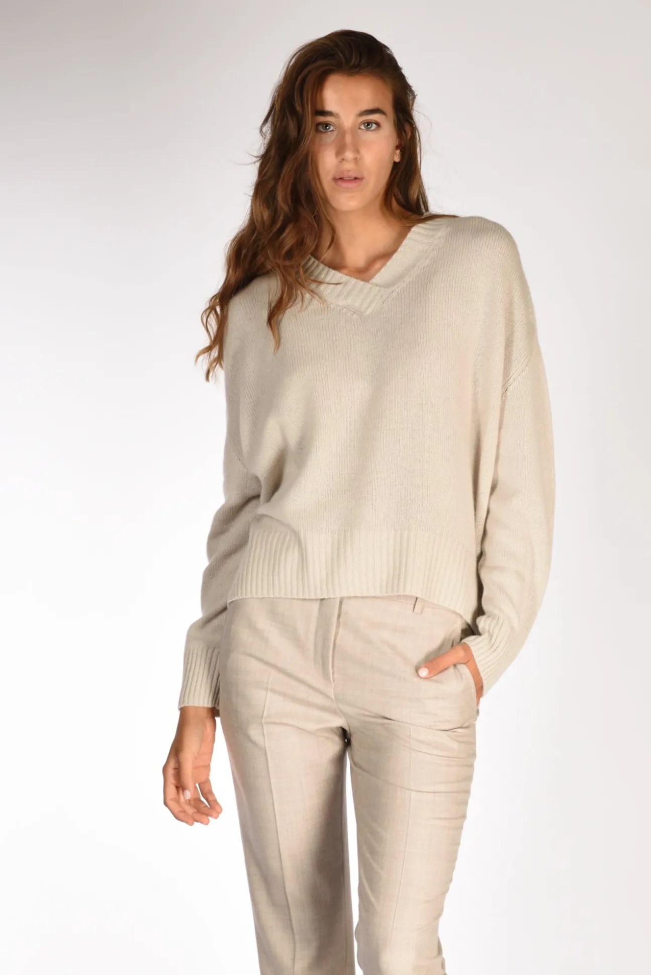 maglia_v_beige_chiaro_0.webp maglia v beige chiaro