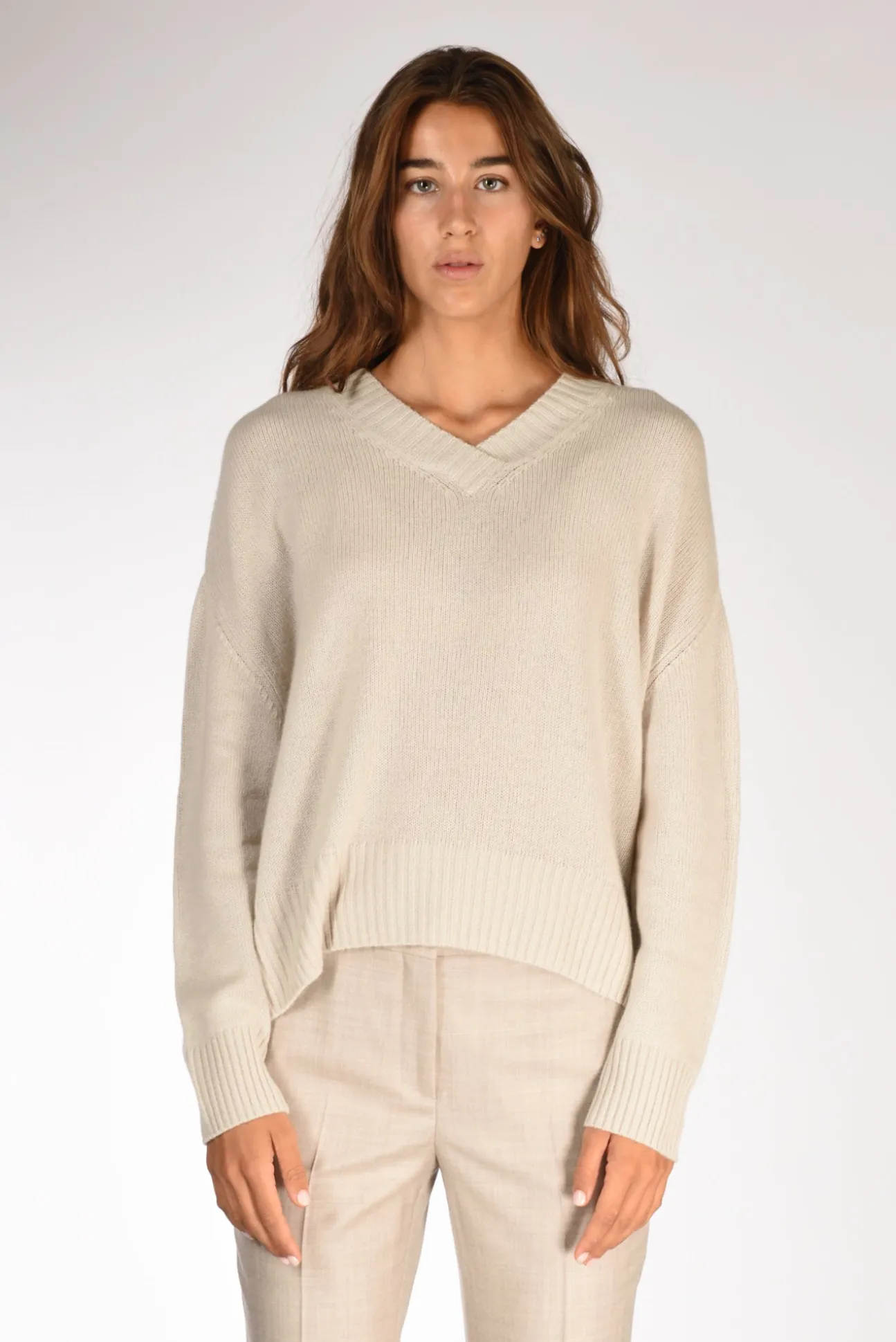 maglia_v_beige_chiaro_1.webp maglia v beige chiaro