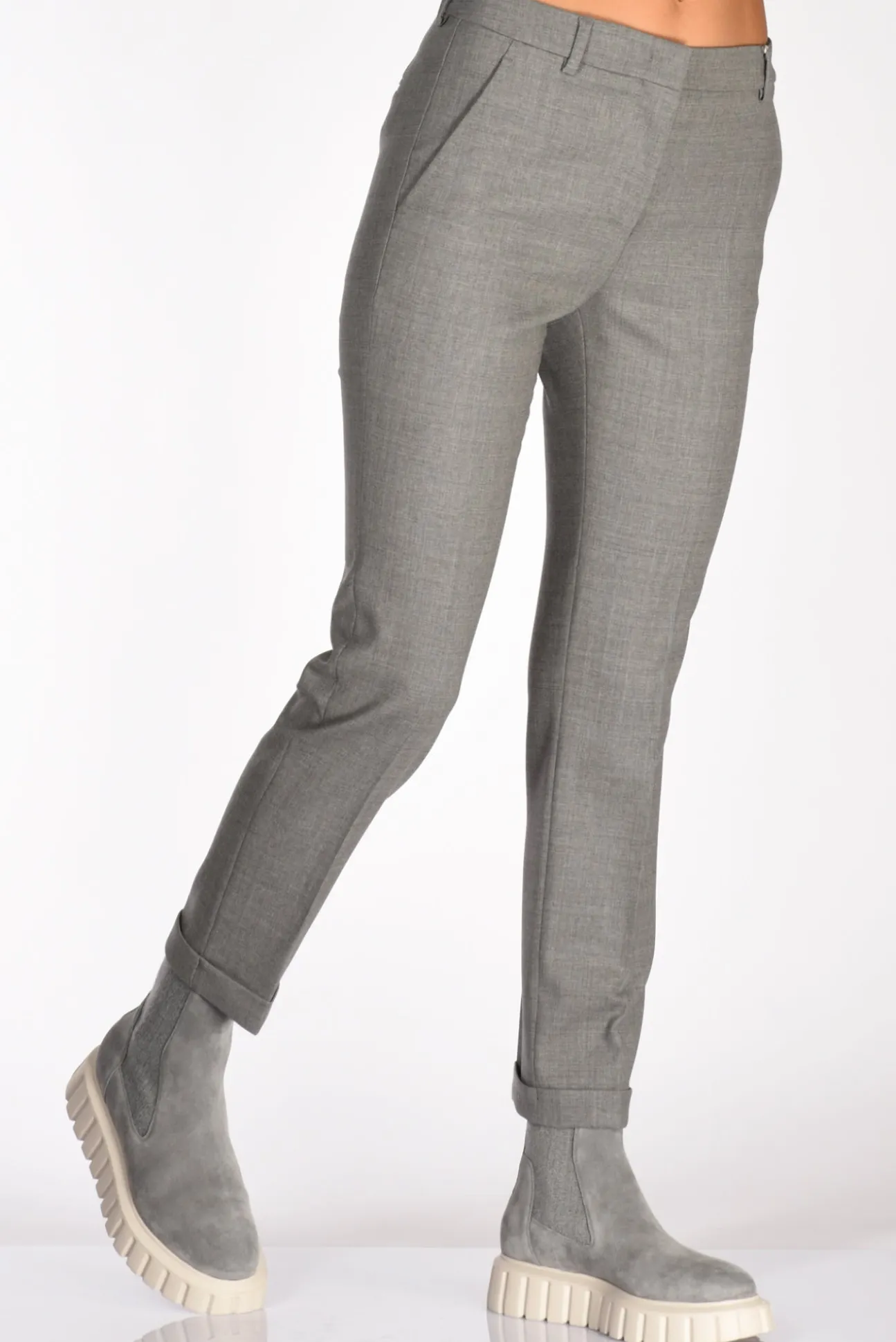 pantalone_leyre_grigio_ch_0.webp pantalone leyre grigio chiaro