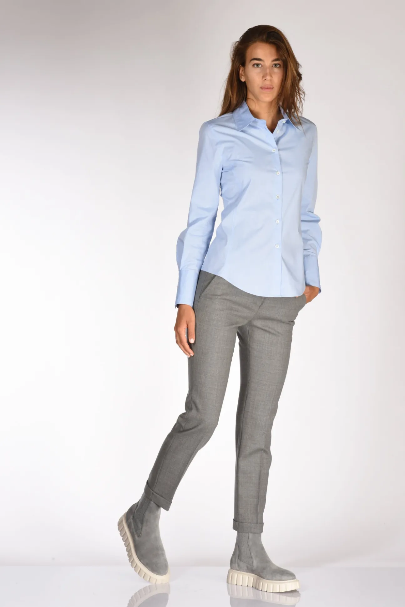 pantalone_leyre_grigio_ch_1.webp pantalone leyre grigio chiaro
