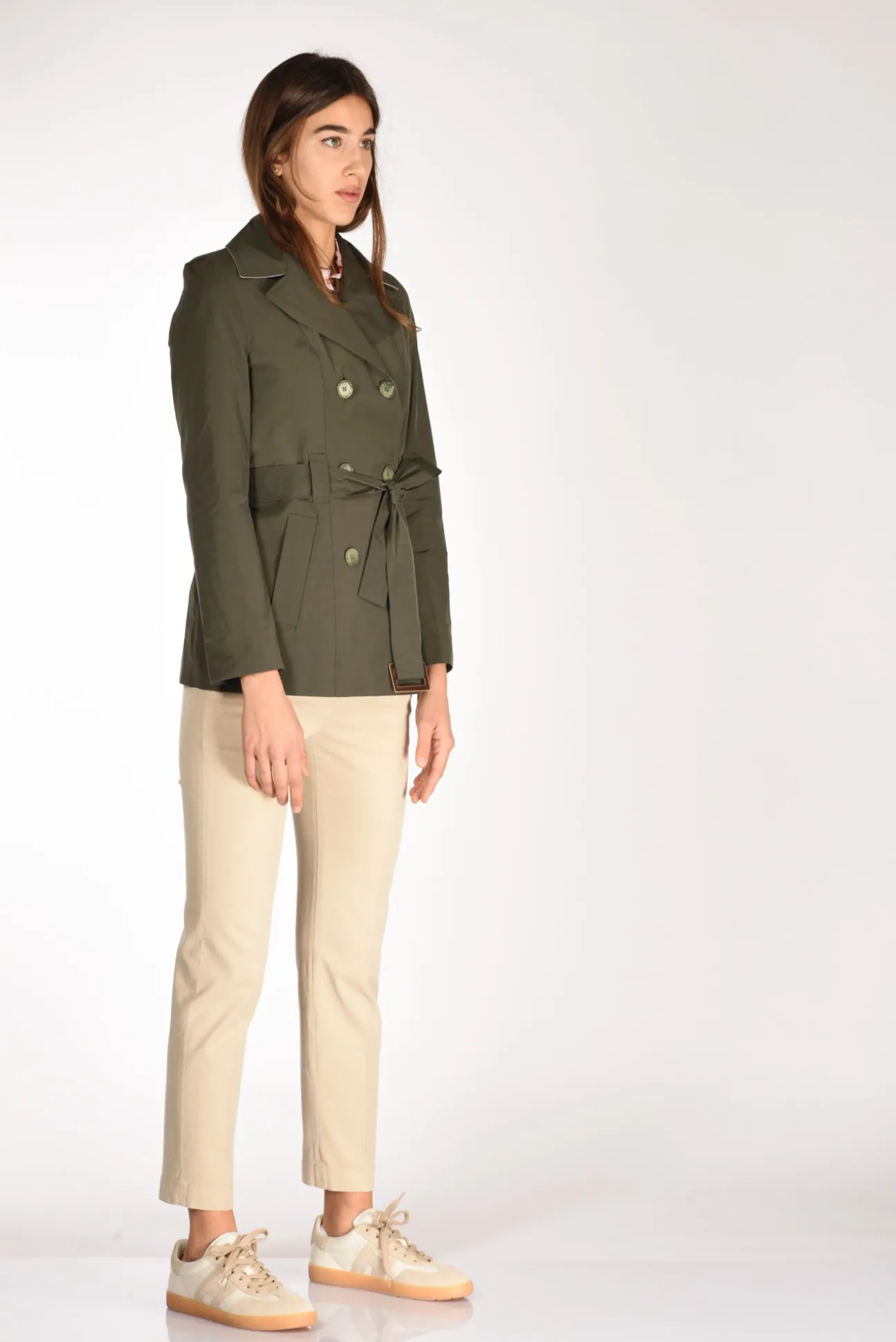 trench_corto_verde_3.webp trench corto verde