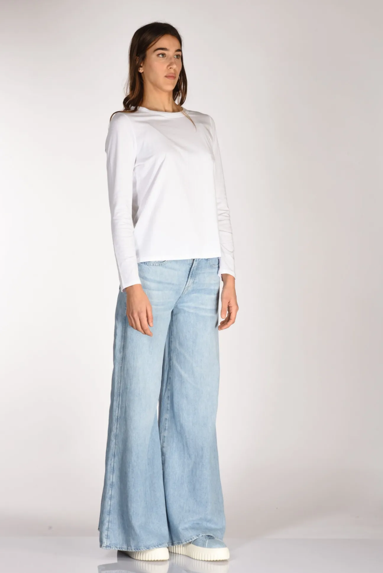tshirt_bianco_3-4.webp tshirt bianco