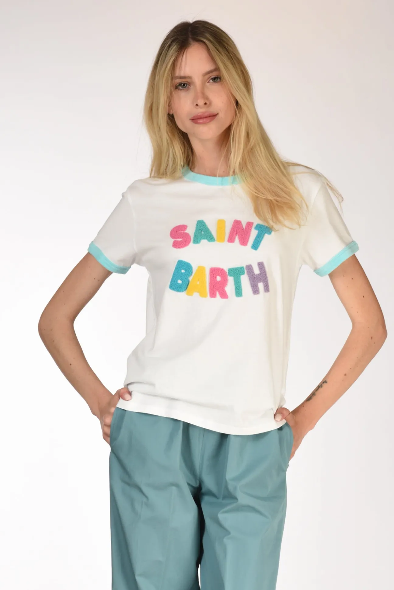 tshirt_scritta_biancomult_0.webp tshirt scritta bianco/multicolor
