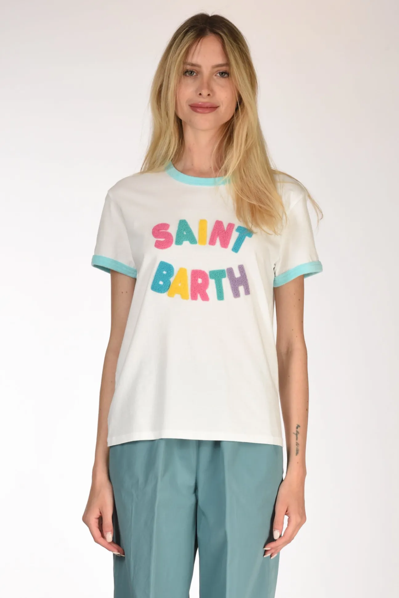 tshirt_scritta_biancomult_1.webp tshirt scritta bianco/multicolor