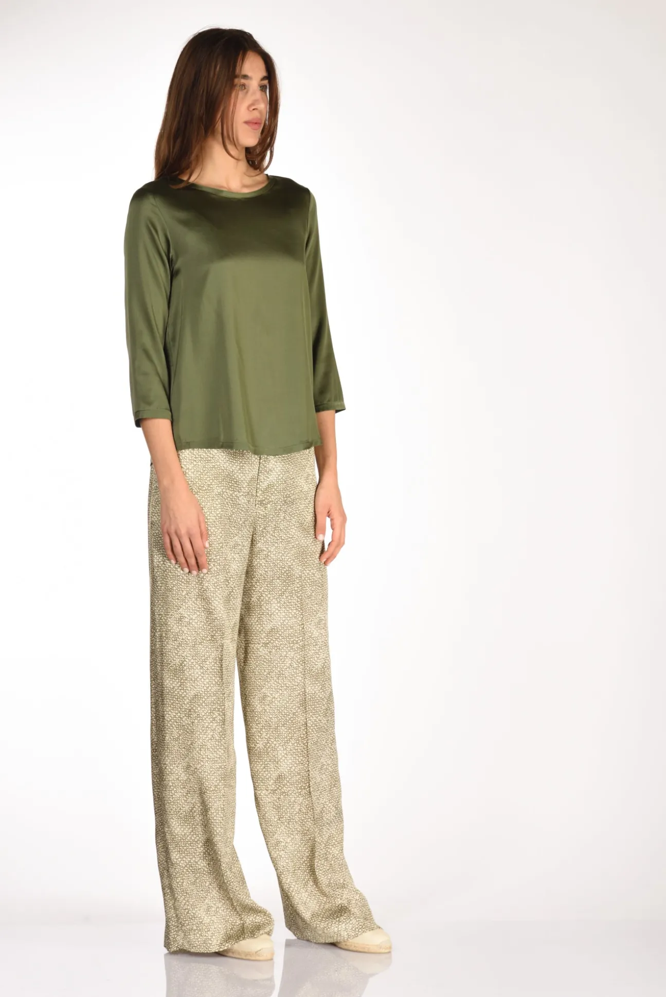 tshirt_seta_verde_3.webp tshirt seta verde