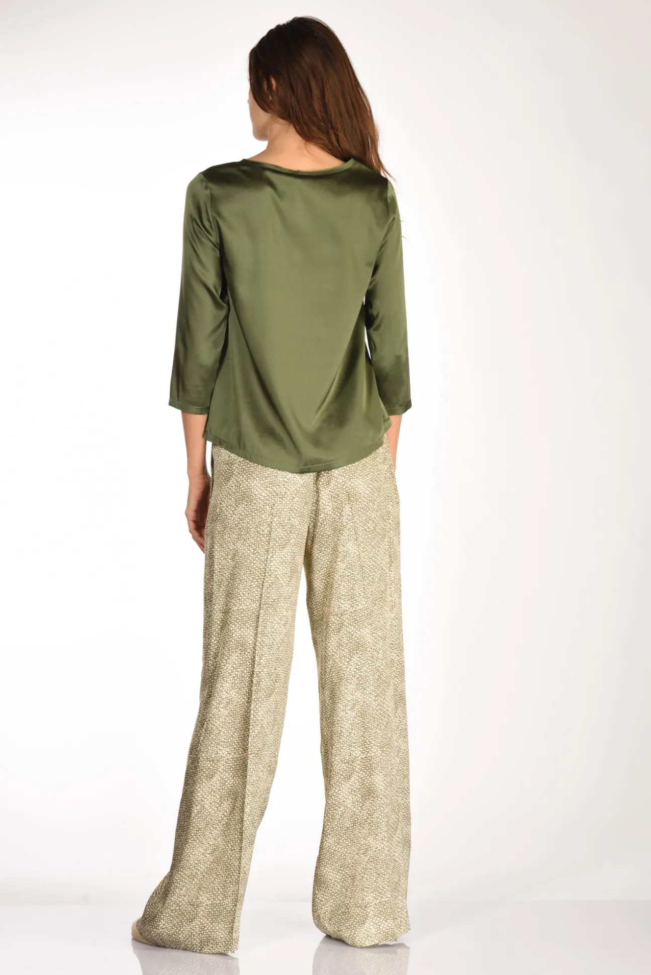 tshirt_seta_verde_4.webp tshirt seta verde